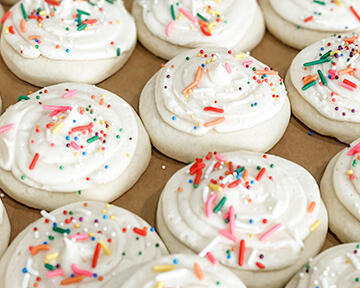 Sugar Cookies Flour (wheat), butter (milk), sugar, powdered sugar, eggs, whole milk (milk), baking powder, salt, vanilla, food coloring.